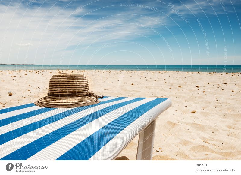VorSaison II Ferien & Urlaub & Reisen Tourismus Sommerurlaub Sonnenbad Strand Meer Himmel Wolken Horizont Schönes Wetter Hut warten blau weiß Erholung Strohhut