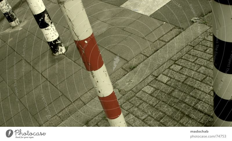 DER UNTERSCHIED Stadt Asphalt grau unten Fußgänger Verkehr trist Muster Hintergrundbild Strukturen & Formen Quadrat graphisch weiß Lücke Poller rot schwarz