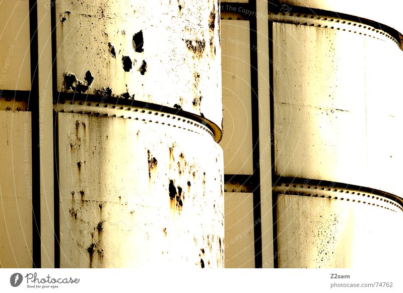 silo Silo Fass Industriefotografie industriell weiß kaputt gelb Muster abstrakt Stil 2 nebeneinander Dachboden Rost trashig Strukturen & Formen Sonne
