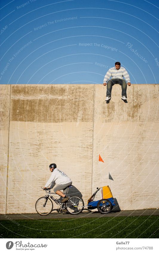 jetzt oder nie Mauer tief unten Fahrrad fahren Bewegung Wagen springen Himmel Mensch sitzen Blick wägelchen Gefolgsleute Mut