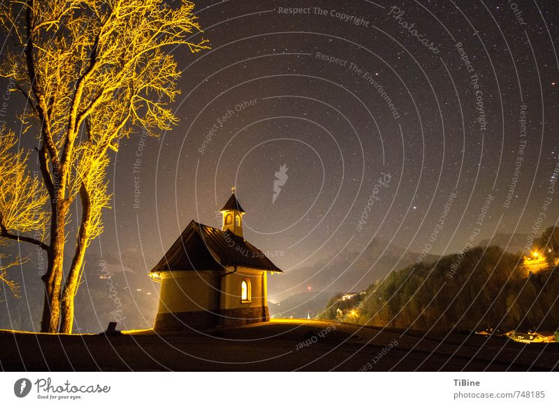 Nachthimmel über der Kapelle am Lockstein Landschaft Himmel Berge u. Gebirge Menschenleer Kirche Sehenswürdigkeit ästhetisch Stimmung Natur Farbfoto