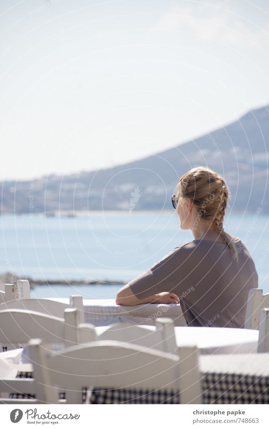 Frau sitzt an Tisch in Griechenland Restaurant sitzen Bistro Café Wohlgefühl Junge Frau Ferien & Urlaub & Reisen Zufriedenheit Erholung ruhig Tourismus Sommer