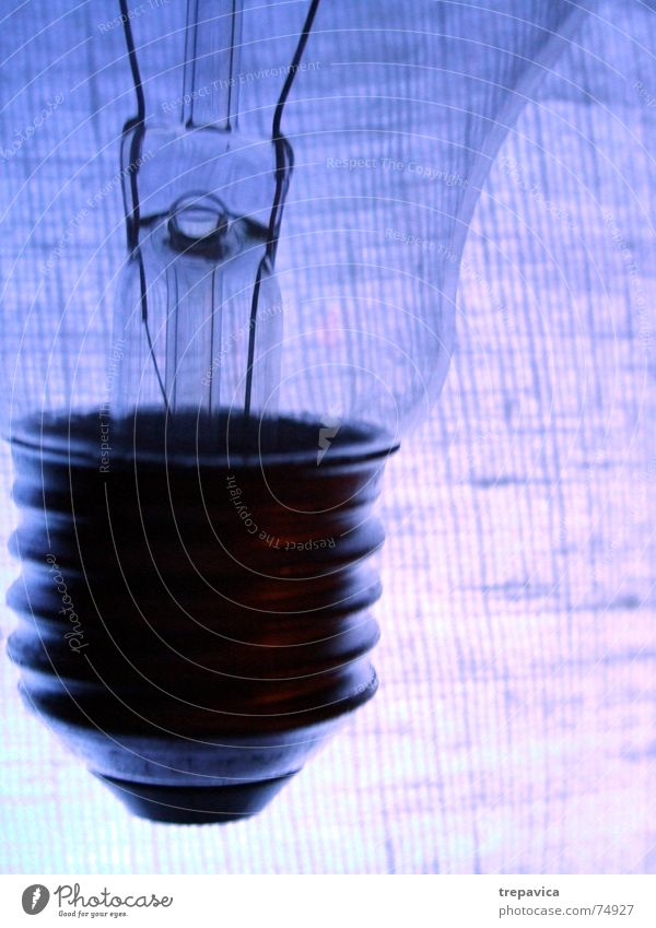 gluehbirne Licht Lampe Elektrizität durchsichtig Tesla Makroaufnahme violett hell gluechlampe Beleuchtung Glas Detailaufnahme blau