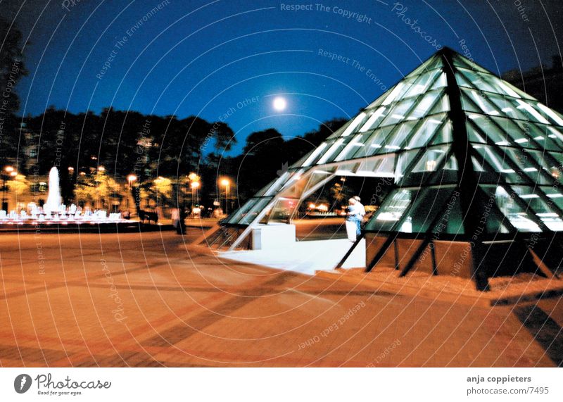 pyramid Nacht Design Riga Lettland Architektur Pyramide glass modern baltikum