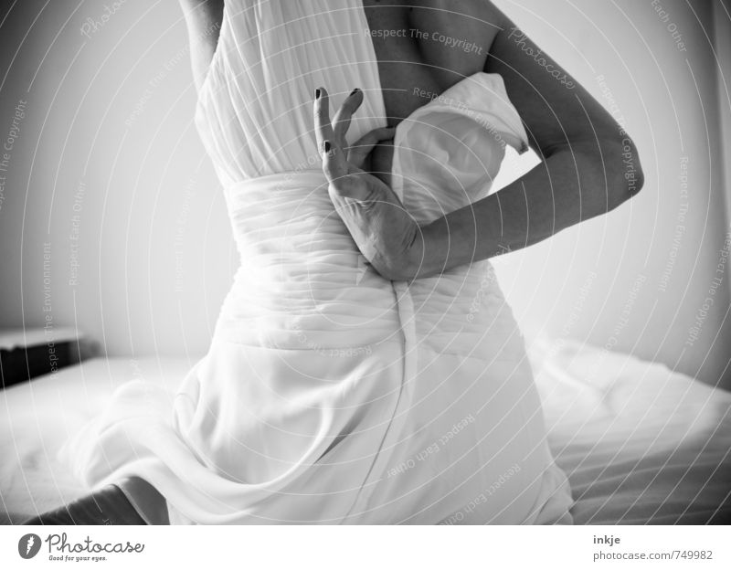 Rückansicht Frau öffnet Reißverschluß von Brautkleid Lifestyle elegant Stil Bett Schlafzimmer Erwachsene Partner Leben Rücken Hand 1 Mensch 30-45 Jahre Kleid