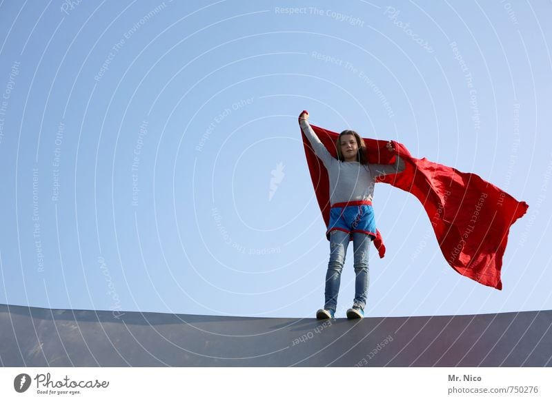 supergirl IV Lifestyle feminin Mädchen 1 Mensch 8-13 Jahre Kind Kindheit Wolkenloser Himmel Schönes Wetter Bauwerk Stoff brünett blond beobachten stehen rot