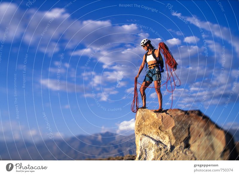 Weibliche Klettererin auf dem Gipfel. Abenteuer Klettern Bergsteigen Erfolg feminin 1 Mensch 30-45 Jahre Erwachsene Wolken selbstbewußt Mut Tatkraft