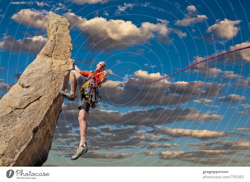 Kletternde Zehenspitzen am Rand. Abenteuer Bergsteigen Erfolg maskulin 1 Mensch 30-45 Jahre Erwachsene Wolken selbstbewußt Mut Tatkraft Errungenschaft