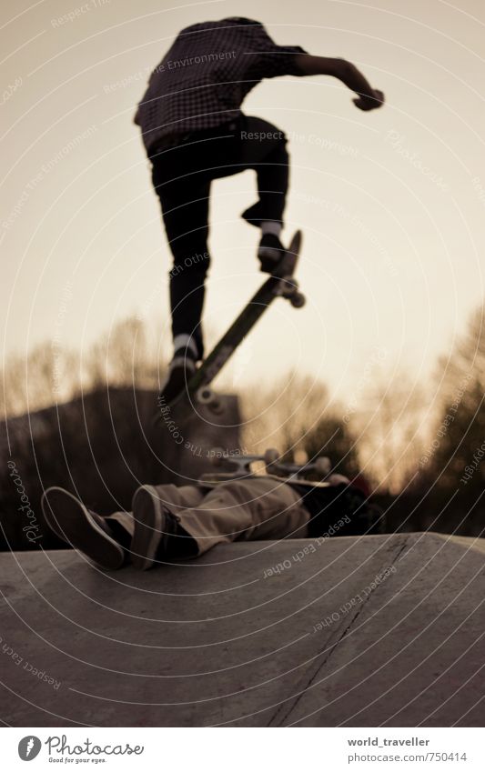 Commit. Skateboard Sport Sportstätten Skateplatz Mensch maskulin 2 13-18 Jahre Kind Jugendliche Schönes Wetter springen Geschwindigkeit Freude Mut