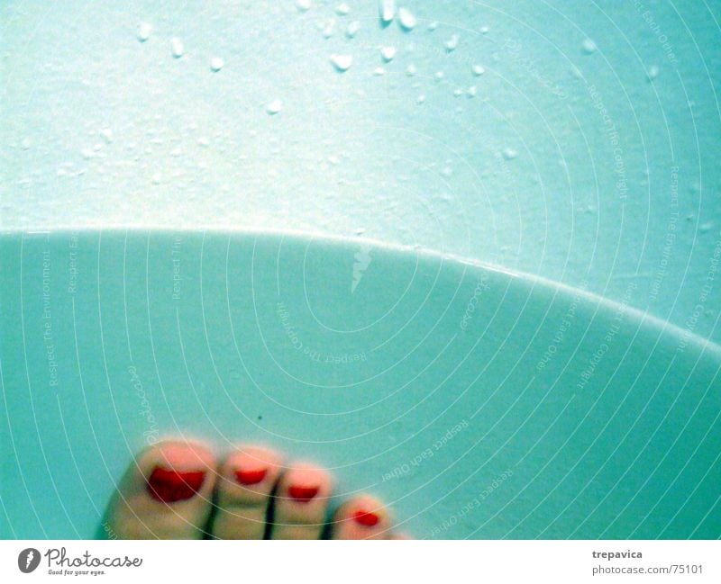 zehen grün Nagel Körperteile Badewanne Erholung rot Nagellack Frau Wasser Schwimmen & Baden Fuß Beine Fußbad Waschen
