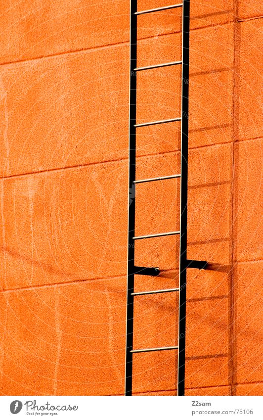 Leiter ins nichts Wand grell Feuerleiter steigen unten Stab stairs Treppe leer nothing Schatten orange Farbe aufwärts oben Metall gestänge Linie