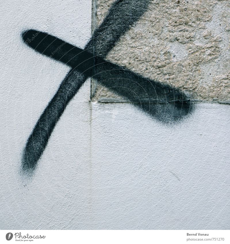 fett ankreuzen Kreuz wählen Wand schwarz grau sprühen Farbdose Graffiti Putz Nebel Vandalismus Stadt Schilder & Markierungen Zeichen Symbole & Metaphern Neigung