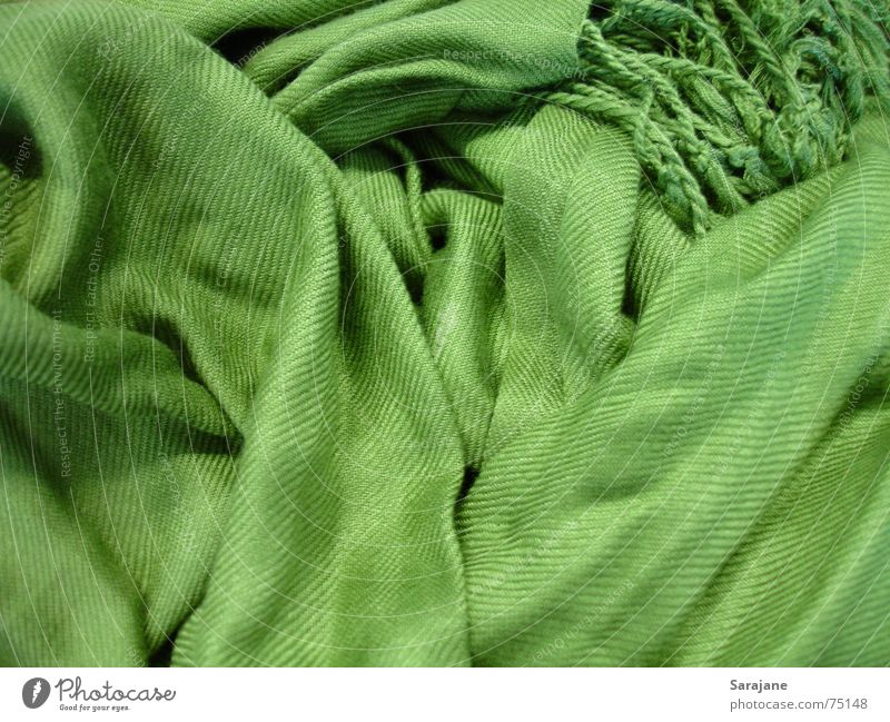 grüner Wuschelschal Schal dunkelgrün Winter Herbst kalt Physik Wolle Bekleidung Accessoire durcheinander Geborgenheit Stola stricken kuschlig Stoff Textilien