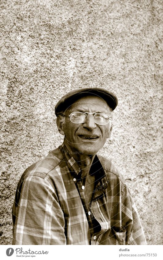 lazy greek evening Senior Großvater Griechenland faulenzen Brille Langeweile warten sitzen