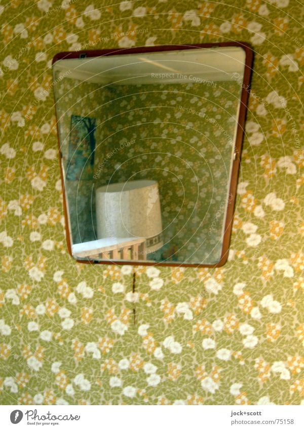 Hast du dich im Spiegel gesehen? Dekoration & Verzierung Möbel Lampe Tapete Wohnzimmer Schweden retro Perspektive Surrealismus Irritation Stehlampe