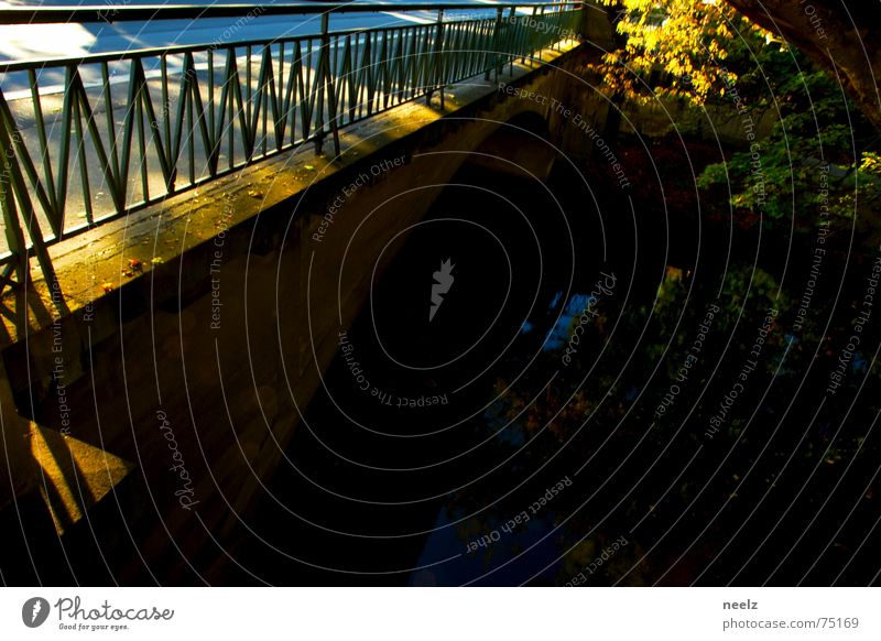 | Übergang | Braunschweig Herbst Nachmittag Lichtfleck Blatt Brücke Wasser Fluss Sonne Geländer quer Schatten