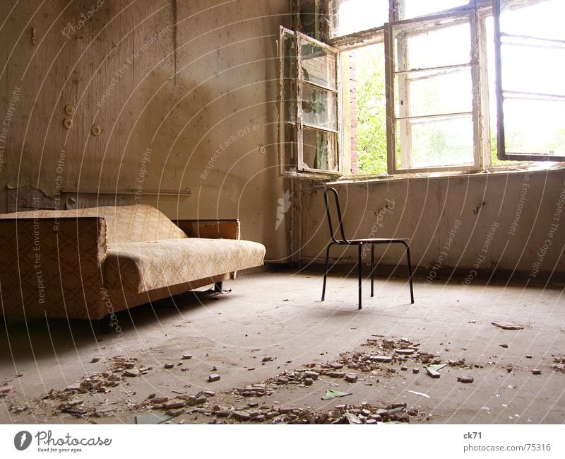 Zimmer mit Aussicht Raum dreckig Sofa kaputt Fenster Licht Heilstätte historisch Denkmal Einsamkeit Verfall Zerstörung Innenaufnahme alt Stuhl eingeschlagen