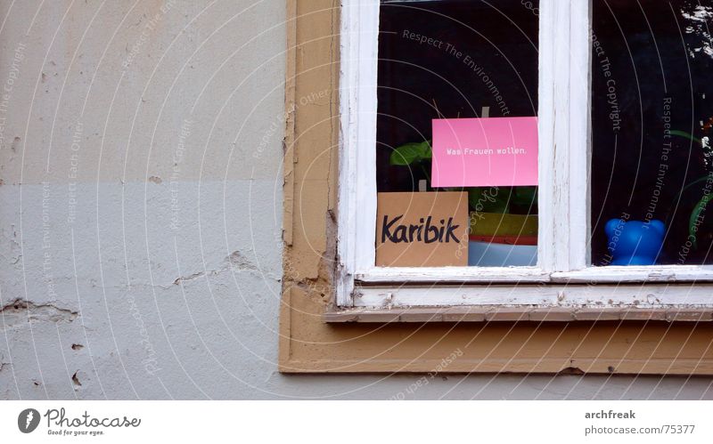 Was Frauen wollen - Karibik Fenster grau Wunsch Postkarte trist Fensterscheibe Farbe Witz Ironie Schlagwort Textfreiraum links Außenaufnahme