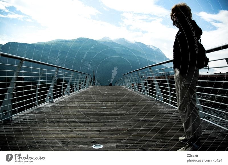 on bridges Frau stehen oben gehen Holz Italien Gardasee Mensch Brücke Berge u. Gebirge Himmel Sonne way Wege & Pfade Geländer Wasser woman