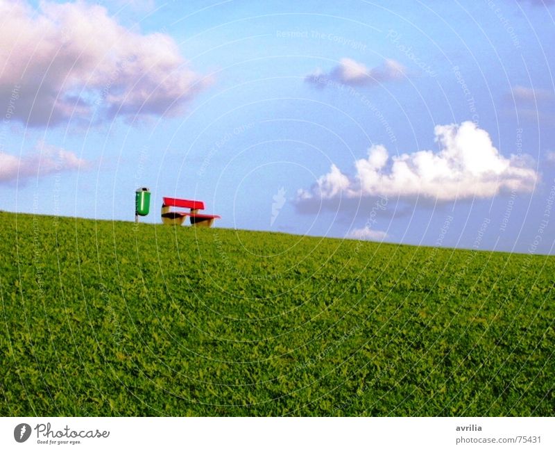 Müll und Idyll Müllbehälter Wolken grün Gras Wiese Deich rot weiß Pause ruhig erholsam träumen traumhaft Sommer Idylle Bank blau Erholung Schönes Wetter