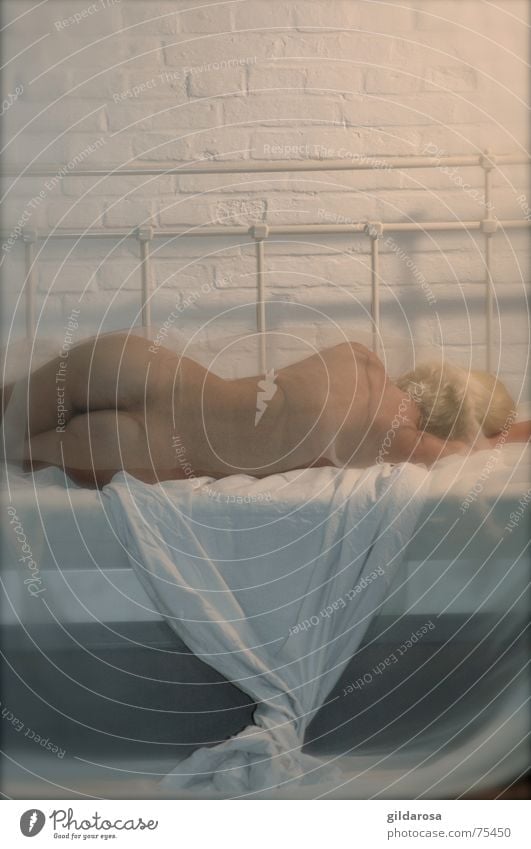 Schlafen schlafen nackt Frau blond Bettlaken Stoff weiß rosa Rückseite Morgen Bettgestell ruhen Schwung liegen Körper Haut woman Strukturen & Formen