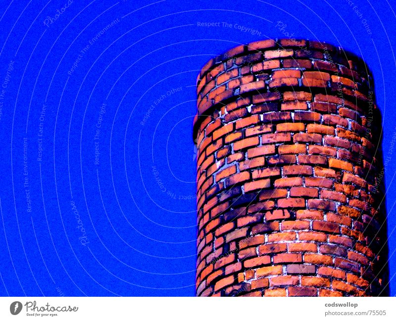 built to last Backstein Himmel rot Industrie Detailaufnahme chimney Schornstein bricks ziegeln und mörtel bricks and mortar sky blue blau orange red