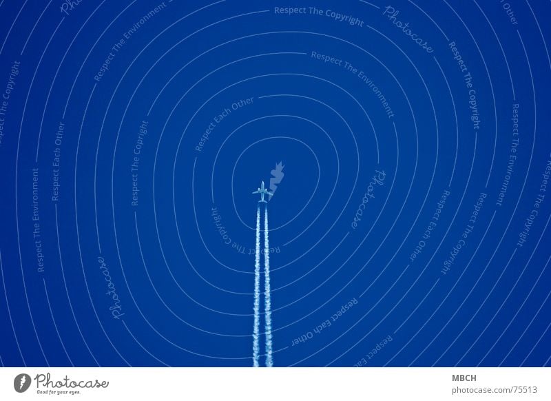 Überflieger Flugzeug Geschwindigkeit Ferne überfliegen hoch Niveau blau Himmel Wege & Pfade Kondensstreifen