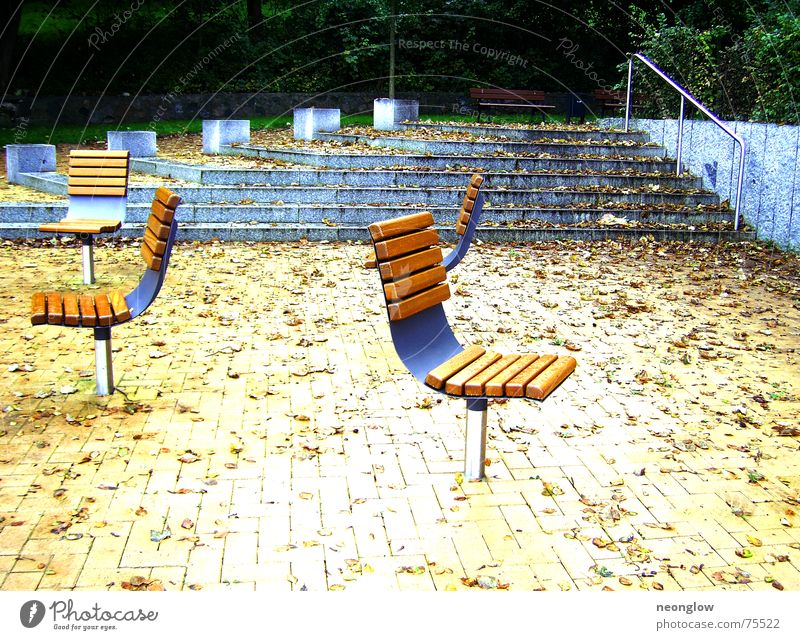 Sitzland Stuhl gelb braun abstrakt grell Treppe