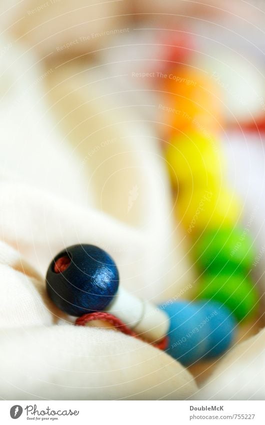 Schnullerband Holz Kugel Schnur festhalten Spielen lang rund blau mehrfarbig gelb grün rot Freude Farbe Kindheit Zusammenhalt Kette Spielzeug Farbfoto