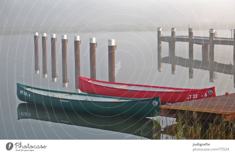 Zwei Boote Fischland-Darß-Zingst See Prerow Dalben Wasserfahrzeug Morgen Nebel Steg ankern rot grün Holz Reflexion & Spiegelung ruhig Einsamkeit 2