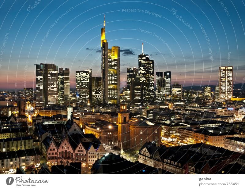 Skyline von Frankfurt am Abend Städtereise Haus Wirtschaft Kapitalwirtschaft Geldinstitut Business Architektur Frankfurt am Main Deutschland Europa Stadt