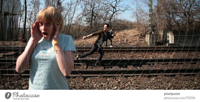 railwaysession #1 3 Verkehr Gleise Eisenbahn gefährlich schreien gestikulieren Gesichtsausdruck Frau laufen Unfall Anhalter Projekt bahnlinie bedrohlich Angst