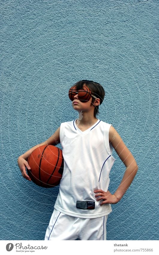 Mädchen mit Basketball unter dem Arm und Augen in Basketballform 1 Mensch Mauer Wand Trikot Shorts Erholung festhalten Sport träumen dünn blau Begeisterung