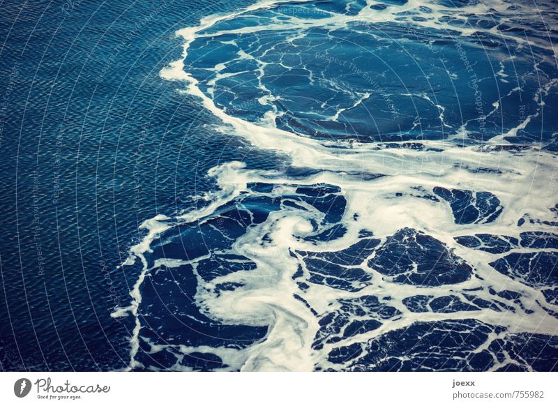 Unruhe Wasser frisch blau weiß chaotisch Wasserwirbel Schaum rund Farbfoto Außenaufnahme Muster Menschenleer Tag Kontrast