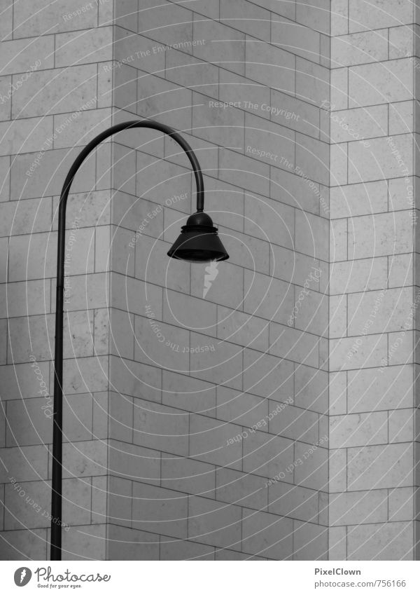 einsames Licht Lampe Nachtleben Energiewirtschaft Stadt Stadtzentrum Haus Hochhaus Bauwerk Gebäude Architektur Mauer Wand Fassade Wege & Pfade Stein grau Stil