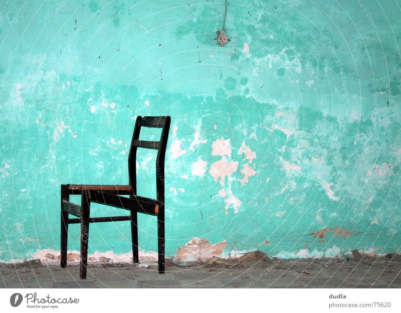 sitzgelegenheit kaputt Wand Mauer Verfall Steckdose grün türkis Raum kalt leer Einsamkeit vergessen ungemütlich Stuhl sitzen