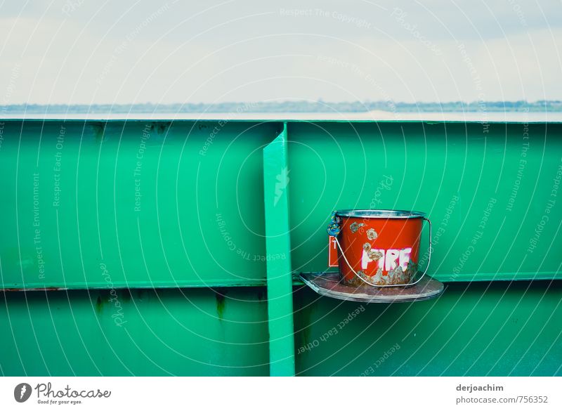 Grüne Bordwand auf einem Schiff mit einem roten Eimer auf dem FIRE steht. .ashtray on lake Topf Design Arbeitsplatz Dienstleistungsgewerbe High-Tech Sand