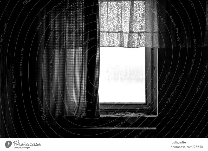 Heimtextilien II Gardine Fenster Demontage Ruine Gebäude Haus grau Wohnung Einfamilienhaus schwarz weiß Mauer Putz kaputt Fensterbrett ausgestorben verfallen