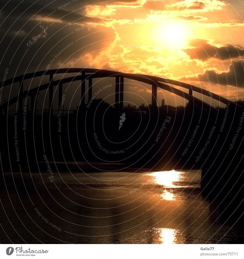 golden sunset Dämmerung Sonnenuntergang Reflexion & Spiegelung himmlisch schön Romantik Götter Erkenntnis Sehnsucht Himmel Brücke Wasser Gott frei Freiheit