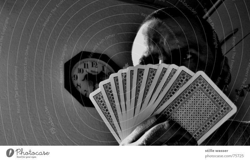 ZOCKER Fächer Abgezockt verlieren Uhr Nervosität Ärger stehen Auge Elektrizität blöff Sicherheit kartenspieler bevor Kartenspiel