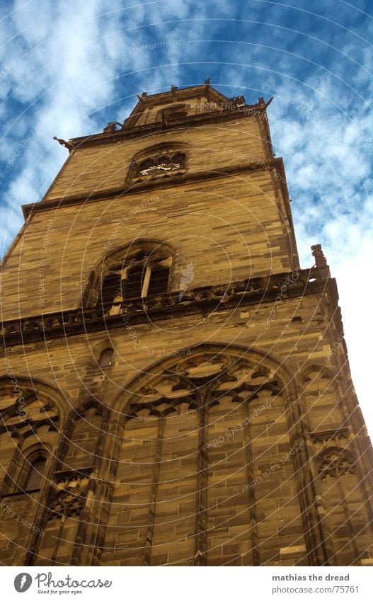 Der Einsame Wächter Kirchturm Gebäude Gemäuer Mauer Fenster Romantik Wolken Religion & Glaube Götter Bogen Froschperspektive unten Sandstein braun gelb