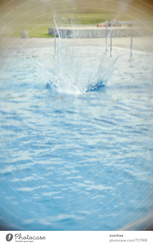 splash Schwimmen & Baden Freizeit & Hobby Sommer Wassersport Schwimmbad Schönes Wetter Flüssigkeit nass blau Wasserspritzer Freibad Wasseroberfläche springen