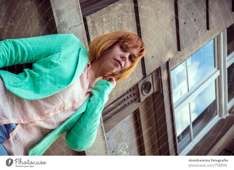 Die Rothaarige aus der Froschperspektive Lifestyle Stil Mensch feminin Frau Erwachsene 1 Haus Mauer Wand Fenster Mode Hemd Jacke rothaarig Denken Blick stehen