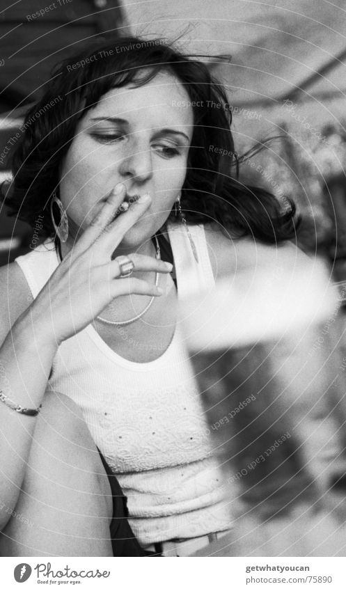 Roken is dodelijk Frau Porträt Oberkörper Bier Getränk Gastronomie Sommer Zigarette ernst Konzentration Biergarten schön Blick Schwarzweißfoto Kneipe Rauchen