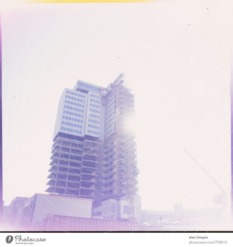 hochhaus berlin Baustelle Wolkenloser Himmel Hauptstadt Menschenleer Hochhaus Gebäude Architektur bauen glänzend hell violett Mittelpunkt Surrealismus Stadt