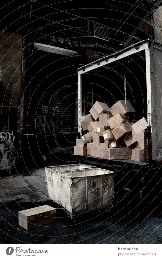 New York Transport Kiste Lastwagen New York City Soho Hinterhof diffus chaotisch trist Lautsprecher Karton new dreckig Ordnung