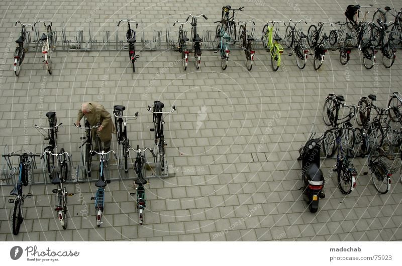 NOCH WACH?! Fahrrad Fahrradparkplatz Mensch Leben parken Stadt Asphalt grau unten Fußgänger Verkehr trist Muster Hintergrundbild Strukturen & Formen Quadrat