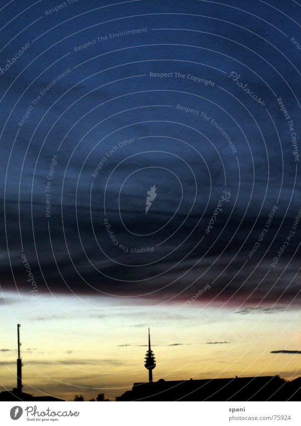 Wolken überm Horizont Nürnberg Sonnenuntergang Herbst Wahrzeichen verloren Funkturm Berliner Fernsehturm Traurigkeit