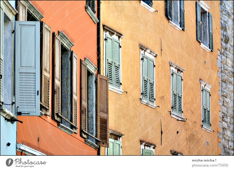 Fenster auf, Fenster zu Fensterladen Fassade Haus Gasse Gardasee Italien mehrfarbig arco mediteran