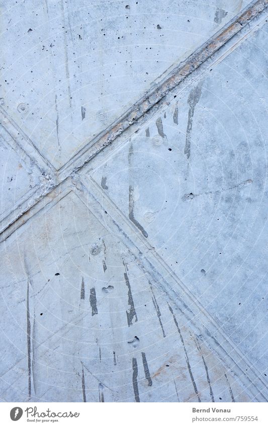 #293 Wetter Stadt Beton Linie kalt blau grau Wand Fuge Glätte Neigung Kreis Loch graphisch Rechteck Geometrie Tiefenschärfe Farbfoto Außenaufnahme